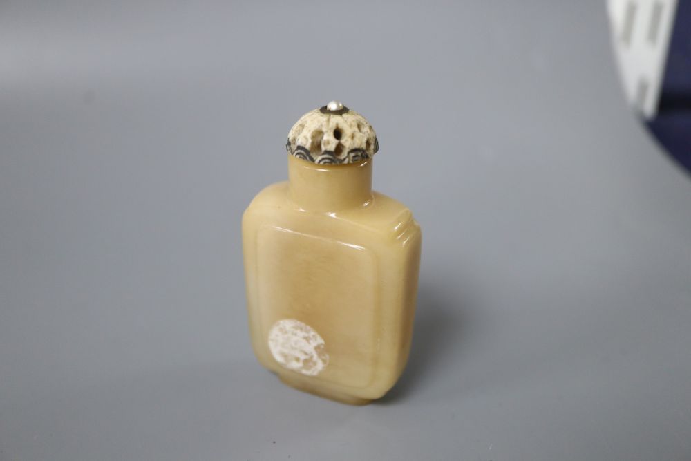 A Chinese hardstone snuff bottle, with carved ivory stopper set with a pearl, height 6.5cm